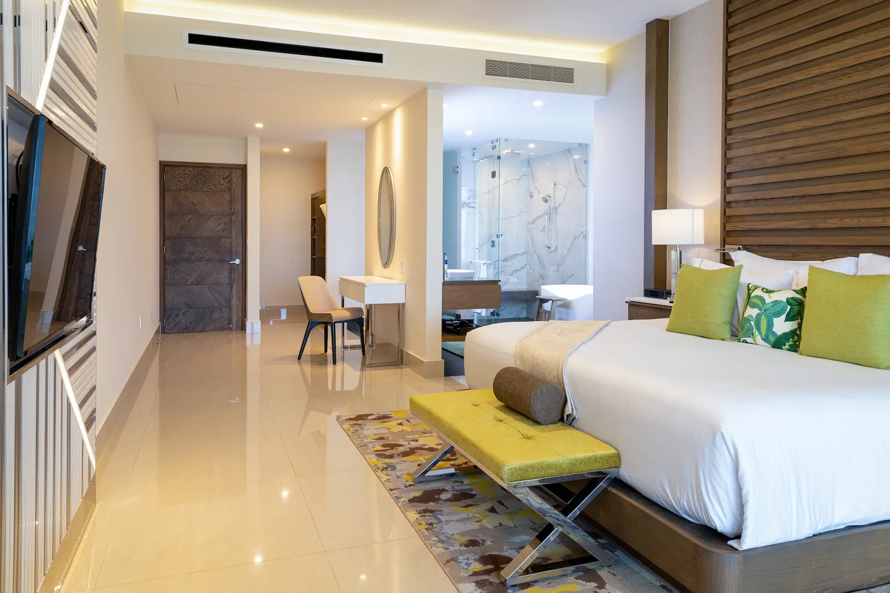King bedroom with en-suite bathroom